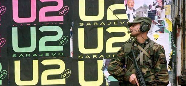“Eu gostaria de pensar que a mensagem é de que a música está além da política.” Bono ao ser questionado por um repórter ao aterrissar em Sarajevo 