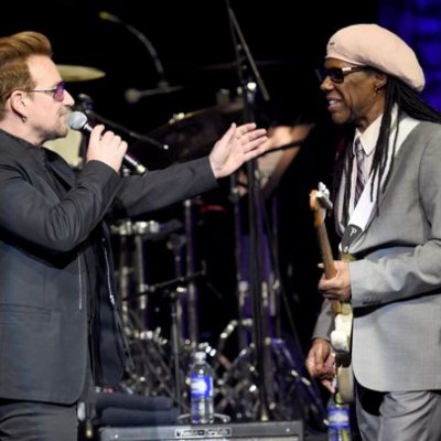 Bono recebe Prêmio Humanitário da “We Are Family Foundation”