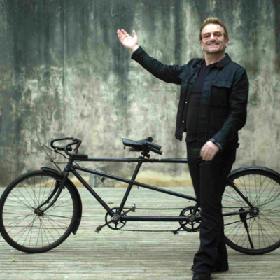 Bono leiloa um passeio de bicicleta para campanha da (RED)