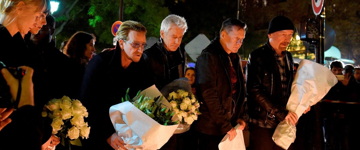 U2 presta condolências às vítimas em Paris