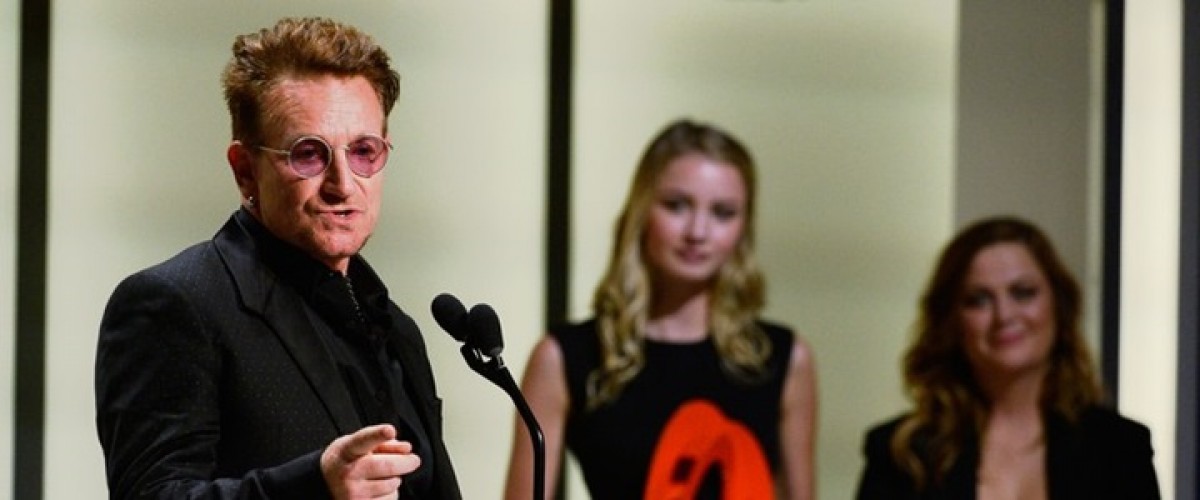 Bono recebe o prêmio “Mulher do Ano”