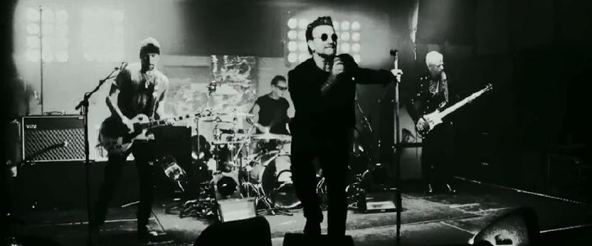 U2 estreia o videoclipe de “The Blackout”