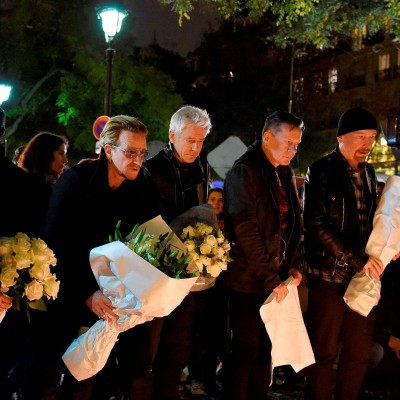 U2 presta condolências às vítimas em Paris