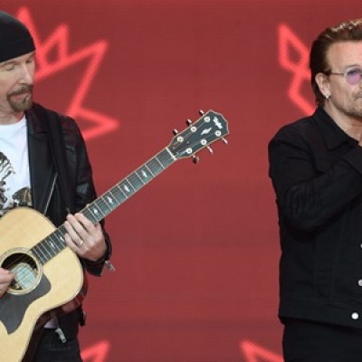 Bono e The Edge sobem ao palco no Canada Day