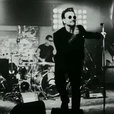 U2 estreia o videoclipe de “The Blackout”