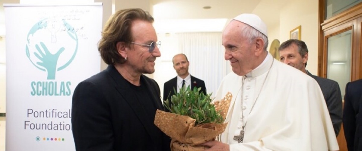 Bono se encontra com o Papa Francisco no Vaticano