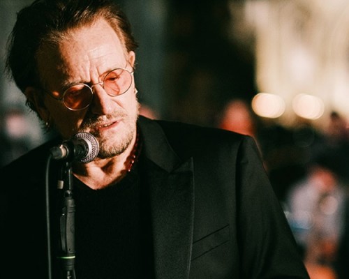 Bono canta “Running To Stand Still” em evento natalino