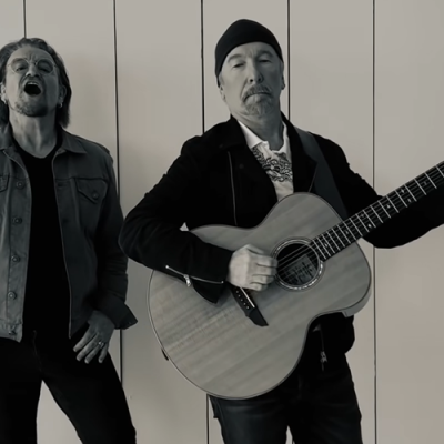 Bono e The Edge cantam “Walk On” em apoio aos ucranianos