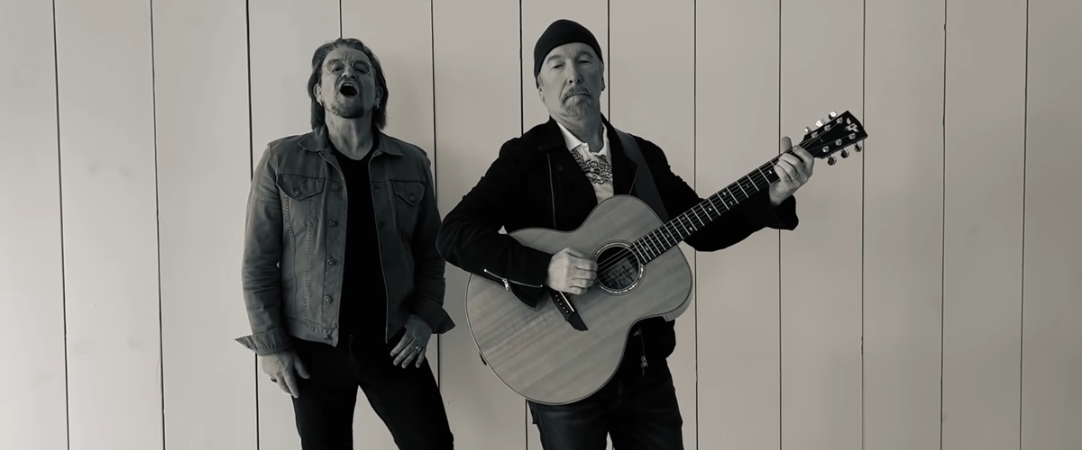 Bono e The Edge cantam “Walk On” em apoio aos ucranianos