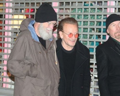 Bono e The Edge gravam especial para a Netflix em pub irlandês